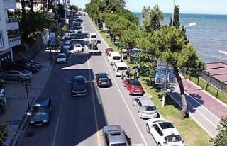Karadeniz Sahil Yolu’nda yoğun trafik nedeniyle...