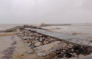 Karadeniz’e dökülen dereler denizin rengini değiştirdi