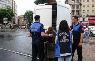 Karaköy’de çöpten yemek yeme numarasıyla dilencilik...