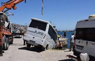 Karavanını park ederken kayalıklara düşürdü