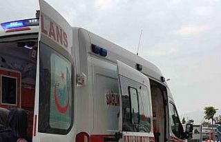 Karayolunda banket çalışması yapan işçiye otomobil...