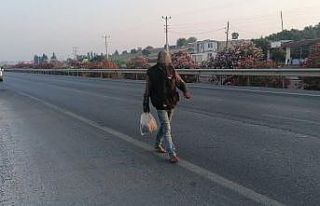 Karayolunun ortasında çıplak ayakla yürüyünce...