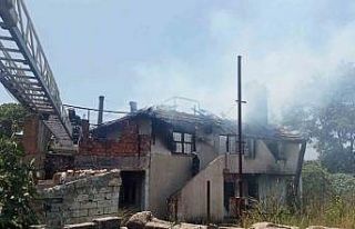 Kardeşlere miras kalan ev alev alev yandı