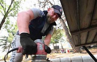 Karesi’de parklarda yenileme çalışmaları sürüyor