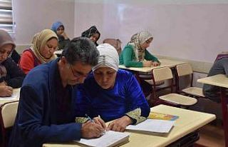 Karı-koca Şahinbey tesislerinde beraber okuma yazma...