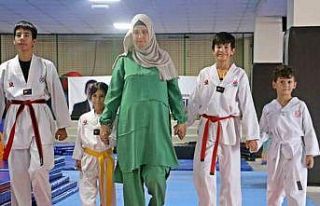 Karnı burnunda ev hanımının tekvando aşkı