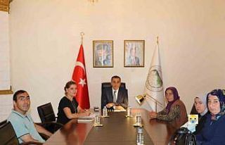 Kars Valisi Öksüz, makamında vatandaşlarla bir...