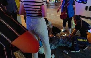 Karşıdan karşıya geçmek isteyen kadına araba...