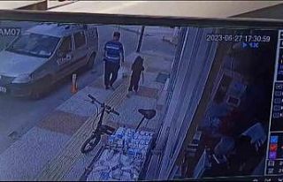 Karşıya geçmek isteyen dede torun geri manevra...