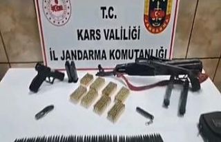 Kars’ta Kalaşnikof tüfek ve tabanca ele geçirildi