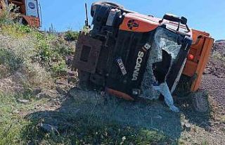 Kars’ta kamyon devrildi: 1 ölü