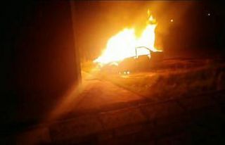 Kars’ta park halindeki otomobil alev topuna döndü