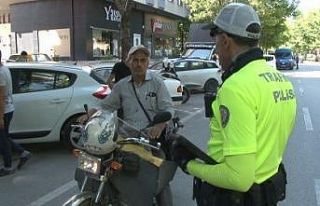 Kaskını başına değil, motosikletine takan sürücünün...