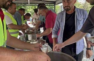 Kastamonu’da cami cemaatine aşure dağıtıldı