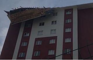 Kastamonu’da şiddetli rüzgar çatıları uçurdu