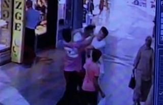 Kavga eden gençleri süpürgesiyle ayırdı