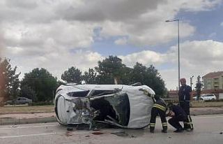 Kavşakta çarpışan otomobillerden biri takla attı:...