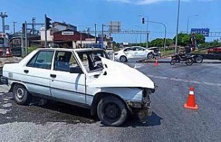 Kavşakta kaza: 2 yaralı