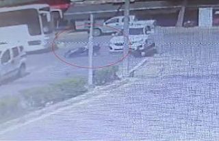 Kavşakta otomobille çarpışan motosiklet sürücüsü...