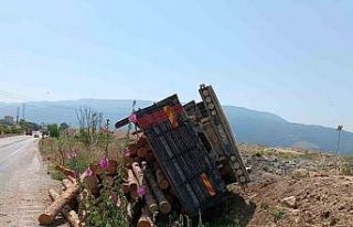 Kavşaktan dönemeyen kamyon devrildi