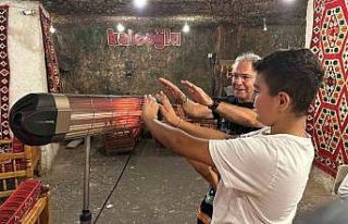 Kavurucu sıcaklarda bu mağarada sobayla ısınıyorlar