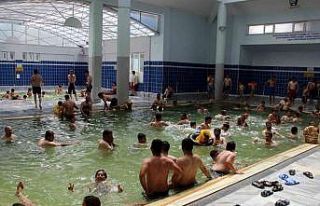 Kavurucu sıcaklarda serinleyip şifa buluyorlar