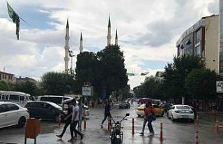 Kavurucu sıcakların hakim olduğu Iğdır’da yağmur...