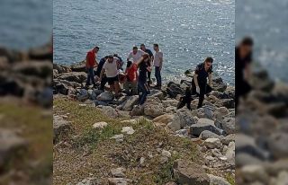 Kayalıklardan düşen adam boğulma tehlikesi geçirdi