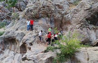 Kayalıklardan düşen genç yaralandı
