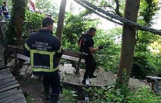 Kayalıklardan düşen genci kurtaran ekipler trenle...