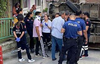 Kayan kamyon önce duvara, sonra yeni alınmış otomobile...