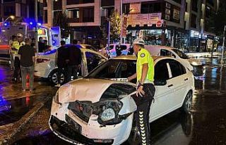 Kayganlaşan yolda iki otomobil çarpıştı: 3 yaralı