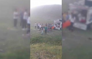 Kayısı işçilerini taşıyan kamyonet ile otomobil...