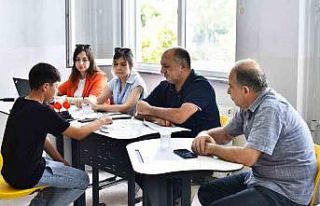 Kayıt olabilmek için alet kullanıp hayallerini...