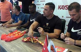 Kayserispor teknik heyet ve futbolcular, taraftarlarla...