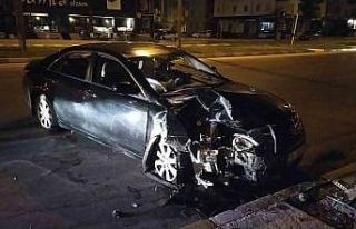 Kaza yaptı, aracı bırakarak kaçtı