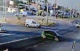 Kazada metrelerce havaya uçan motosiklet sürücüsü...