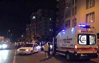 Kazada savrulan otomobil park halindeki 2 otomobile...