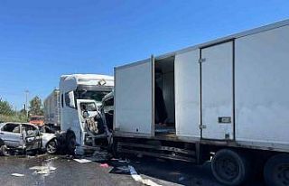 Kazada yaralanan kamyon sürücüsü hayatını kaybetti