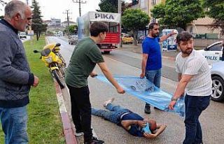 Kazada yaralanan PTT memurunu yağıştan çöp poşetiyle...