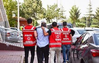 Kendisini polis olarak tanıtıp vatandaşın 400...