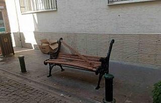 Kent merkezindeki bank vandalların hedefi oldu