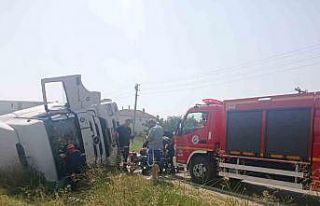 Keşan’da devrilen kamyonun sürücüsü yaralandı