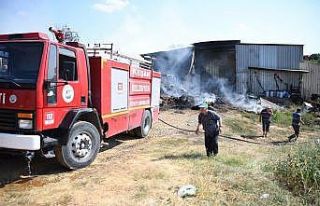 Keşan’da yangın: 4 bin saman balyası, 1 traktör...