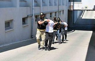 Kiraladıkları aracı götüren arkadaşlarını...