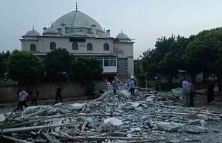 Kırıkkale’de şiddetli rüzgar caminin minaresini...