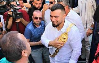 Kırkpınar Başpehlivanı Yusuf Can Zeybek’e memleketi...