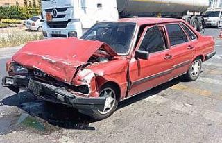 Kırmızı ışıkta bekleyen otomobile çarptı:...