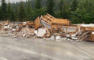Kocaeli TEM Otoyolu’nda seramik yüklü tırın...