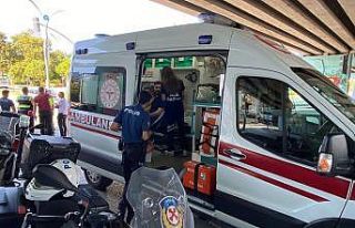 Kocaeli’de iki otomobil kavşakta çarpıştı:...